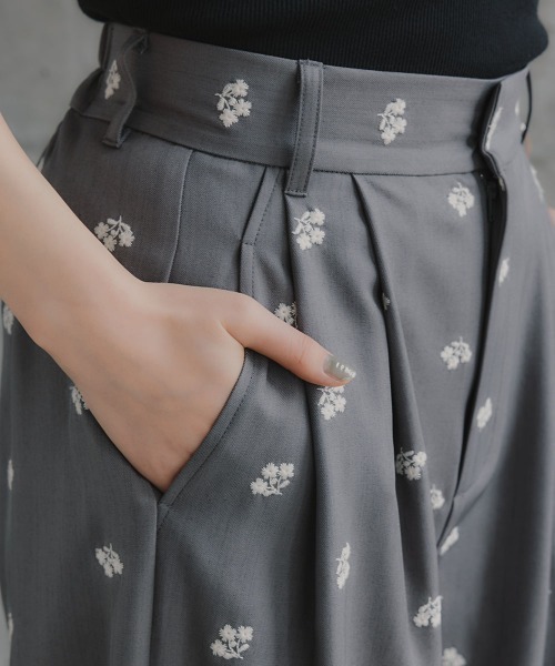 slattgir(スラットジール)の「高身長 花柄刺しゅうツイルタックパンツ(トールサイズ)Essenave(その他パンツ・レディース・グレー/ブラック・TM/T3L/TL/TLL)」の10枚目の写真