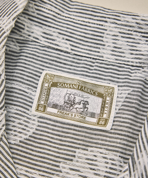 FREAK'S STORE(フリークスストア)の「インド製 リラックスフィット カットジャカード ストライプ オープンカラーシャツ ショートスリーブ(シャツ/ブラウス・メンズ・グレー/サックスブルー・MEDIUM/LARGE)」の5枚目の写真