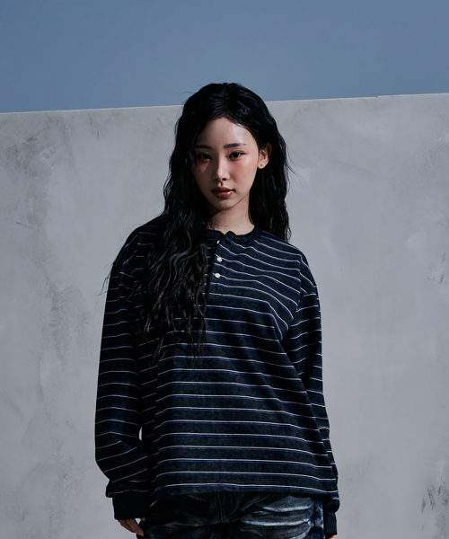 CORNERBLESS（コーナーブレス）の「WASHED STRIPE BLACK HENLEY NECK LONG SLEEVE（Tシャツ/カットソー・レディース・その他・MEDIUM/LARGE/X-LARGE）」の2枚目の写真