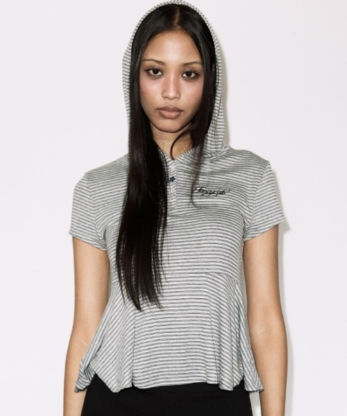 FANCY CLUB(ファンシークラブ)の「A'GEM/9 × .kom 『FANCY CLUB/ファンシークラブ』STRIPE HOOD FLARE TOP/ボーダーフードフレア半袖トップス(Tシャツ/カットソー・レディース・グレー/ブラック・FREE)」の2枚目の写真