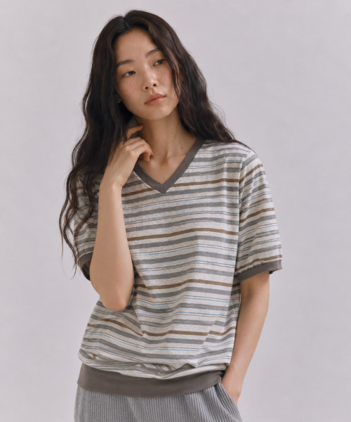 SAYUU(サユ)の「マイルドストライプVネック半袖プルオーバー モカ(Tシャツ/カットソー・レディース・モカ・FREE)」の1枚目の写真