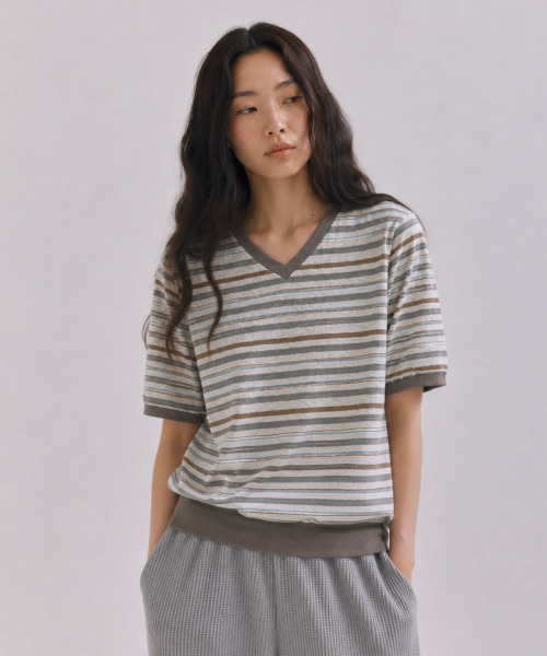 SAYUU(サユ)の「マイルドストライプVネック半袖プルオーバー モカ(Tシャツ/カットソー・レディース・モカ・FREE)」の2枚目の写真