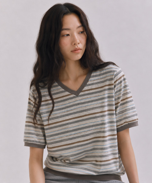 SAYUU(サユ)の「マイルドストライプVネック半袖プルオーバー モカ(Tシャツ/カットソー・レディース・モカ・FREE)」の3枚目の写真