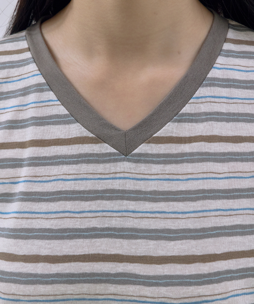 SAYUU(サユ)の「マイルドストライプVネック半袖プルオーバー モカ(Tシャツ/カットソー・レディース・モカ・FREE)」の4枚目の写真