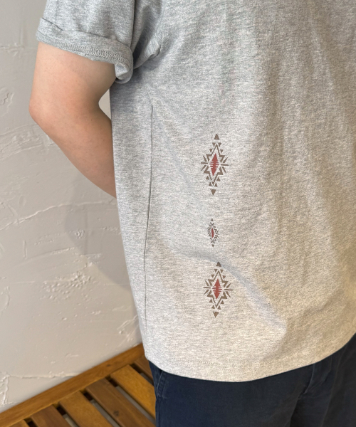 INTEMPOMOOD(インテンポムード)の「エスニックグラフィックTシャツ : 2カラー(Tシャツ/カットソー・メンズ・ブラウン/グレー・MEDIUM/LARGE)」の3枚目の写真