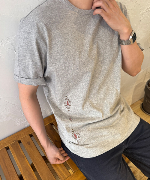 INTEMPOMOOD(インテンポムード)の「エスニックグラフィックTシャツ : 2カラー(Tシャツ/カットソー・メンズ・ブラウン/グレー・MEDIUM/LARGE)」の4枚目の写真