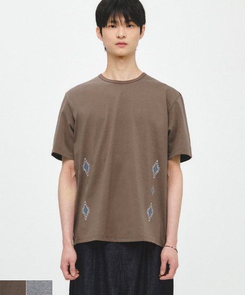 INTEMPOMOOD(インテンポムード)の「エスニックグラフィックTシャツ : 2カラー(Tシャツ/カットソー・メンズ・ブラウン/グレー・MEDIUM/LARGE)」の6枚目の写真