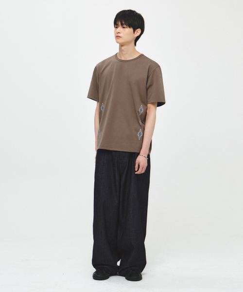 INTEMPOMOOD(インテンポムード)の「エスニックグラフィックTシャツ : 2カラー(Tシャツ/カットソー・メンズ・ブラウン/グレー・MEDIUM/LARGE)」の9枚目の写真