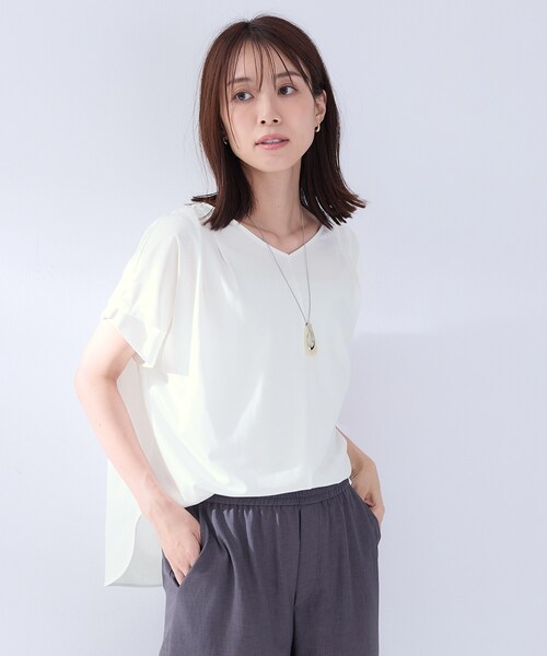 UNTITLED(アンタイトル)の「【洗える/前後差/美シルエット】Vネックタックプルオーバーニット(Tシャツ/カットソー・レディース・オフホワイト/ブラウン系その他/ブラック/レッド系1・02)」の2枚目の写真