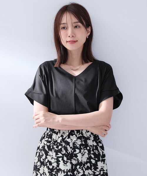 UNTITLED(アンタイトル)の「【洗える/前後差/美シルエット】Vネックタックプルオーバーニット(Tシャツ/カットソー・レディース・オフホワイト/ブラウン系その他/ブラック/レッド系1・02)」の3枚目の写真