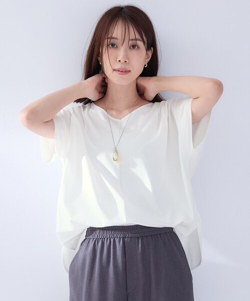 UNTITLED(アンタイトル)の「【洗える/前後差/美シルエット】Vネックタックプルオーバーニット(Tシャツ/カットソー・レディース・オフホワイト/ブラウン系その他/ブラック/レッド系1・02)」の6枚目の写真