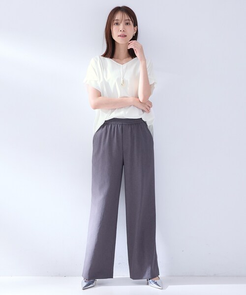 UNTITLED(アンタイトル)の「【洗える/前後差/美シルエット】Vネックタックプルオーバーニット(Tシャツ/カットソー・レディース・オフホワイト/ブラウン系その他/ブラック/レッド系1・02)」の7枚目の写真