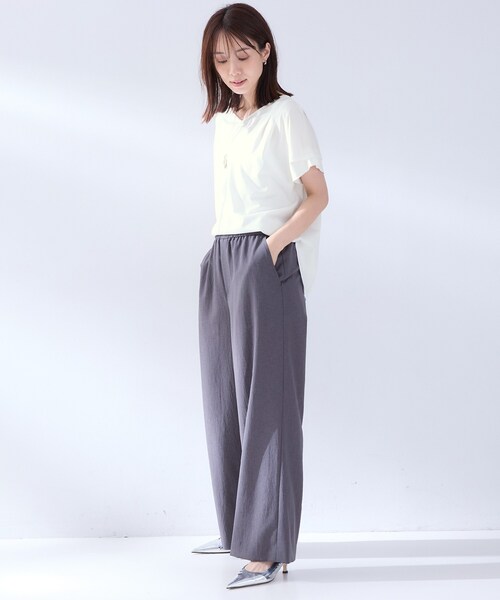 UNTITLED(アンタイトル)の「【洗える/前後差/美シルエット】Vネックタックプルオーバーニット(Tシャツ/カットソー・レディース・オフホワイト/ブラウン系その他/ブラック/レッド系1・02)」の8枚目の写真