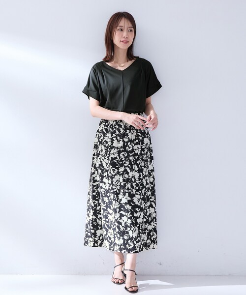 UNTITLED(アンタイトル)の「【洗える/前後差/美シルエット】Vネックタックプルオーバーニット(Tシャツ/カットソー・レディース・オフホワイト/ブラウン系その他/ブラック/レッド系1・02)」の12枚目の写真