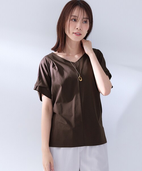 UNTITLED(アンタイトル)の「【洗える/前後差/美シルエット】Vネックタックプルオーバーニット(Tシャツ/カットソー・レディース・オフホワイト/ブラウン系その他/ブラック/レッド系1・02)」の14枚目の写真