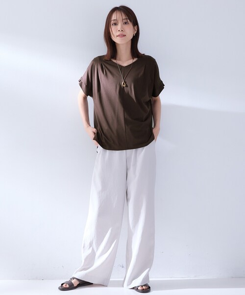 UNTITLED(アンタイトル)の「【洗える/前後差/美シルエット】Vネックタックプルオーバーニット(Tシャツ/カットソー・レディース・オフホワイト/ブラウン系その他/ブラック/レッド系1・02)」の15枚目の写真