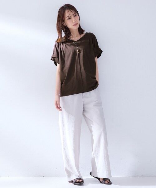 UNTITLED(アンタイトル)の「【洗える/前後差/美シルエット】Vネックタックプルオーバーニット(Tシャツ/カットソー・レディース・オフホワイト/ブラウン系その他/ブラック/レッド系1・02)」の16枚目の写真