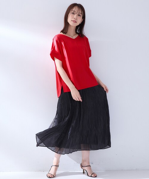 UNTITLED(アンタイトル)の「【洗える/前後差/美シルエット】Vネックタックプルオーバーニット(Tシャツ/カットソー・レディース・オフホワイト/ブラウン系その他/ブラック/レッド系1・02)」の19枚目の写真