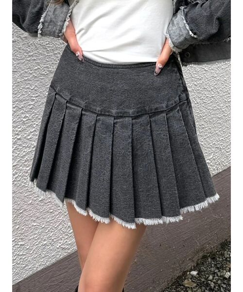 Now me. by NYLON JAPAN(ナウミーバイナイロンジャパン)の「デニムプリーツスカート(スカート・レディース・ブルー/ブラック・SMALL/MEDIUM)」の2枚目の写真