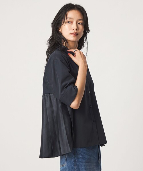 green label relaxing(グリーンレーベルリラクシング)の「プリーツ ドッキング ショートスリーブ シャツ(シャツ/ブラウス・レディース・ネイビー/オフホワイト/ベージュ・FREE)」の4枚目の写真