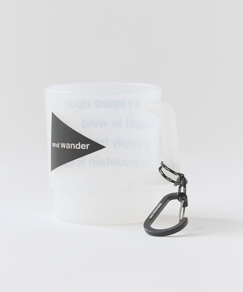 and wander(アンドワンダー)の「and wander/アンドワンダー logo PP mug ロゴ ポリプロピレン マグカップ カラビナ付き コップ プラカップ 半透明 クリア プリントデザイン カラビナ付き アウトドア 2026年 秋 秋服 冬 冬服(グラス/マグカップ/タンブラー・メンズ・ホワイト/ブラック・FREE)」の4枚目の写真