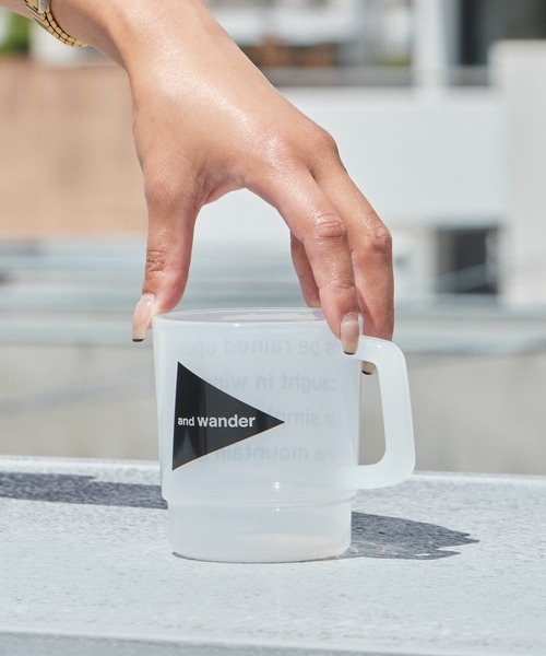 and wander(アンドワンダー)の「and wander/アンドワンダー logo PP mug ロゴ ポリプロピレン マグカップ カラビナ付き コップ プラカップ 半透明 クリア プリントデザイン カラビナ付き アウトドア 2026年 秋 秋服 冬 冬服(グラス/マグカップ/タンブラー・メンズ・ホワイト/ブラック・FREE)」の17枚目の写真