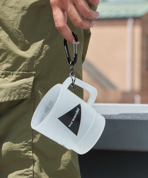 and wander(アンドワンダー)の「and wander/アンドワンダー logo PP mug ロゴ ポリプロピレン マグカップ カラビナ付き コップ プラカップ 半透明 クリア プリントデザイン カラビナ付き アウトドア 2026年 秋 秋服 冬 冬服(グラス/マグカップ/タンブラー・メンズ・ホワイト/ブラック・FREE)」の16枚目の写真