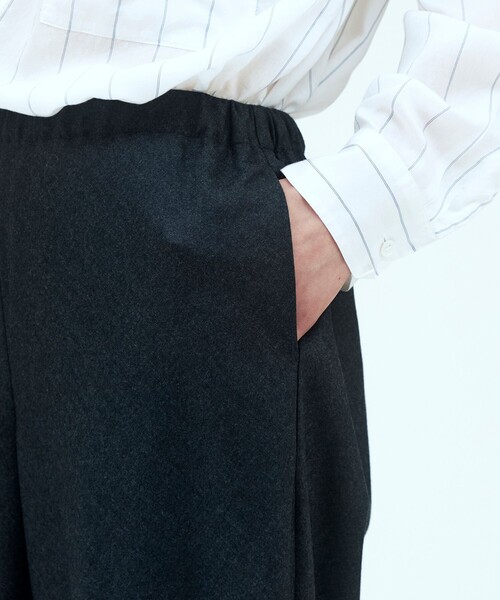 GALERIE VIE(ギャルリー ヴィー)の「【WEB先行予約】ライトフラノストレッチ イージーワイドパンツ(その他パンツ・レディース・ベージュ/グレー系その他/チャコールグレー/ネイビー・32/36)」の11枚目の写真