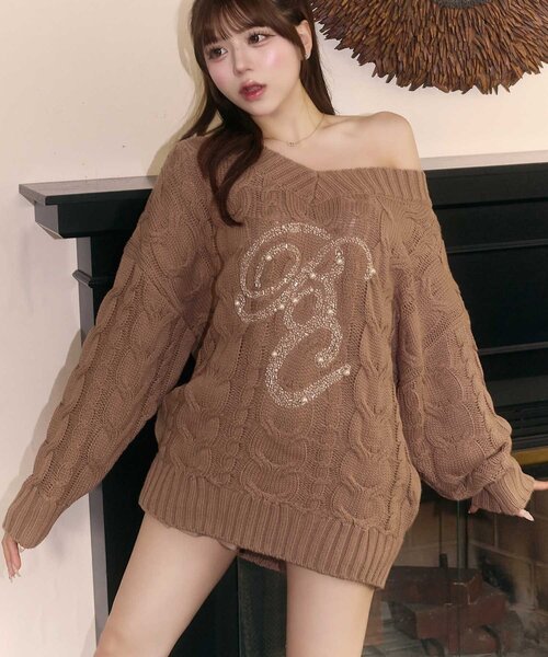 Belle Charme(ベルシャルム)の「【Belle Charme】BC Bijou Logo Big Cable Knit(ニット/セーター・レディース・オフホワイト/ベージュ/サックスブルー/ブラック・FREE)」の4枚目の写真