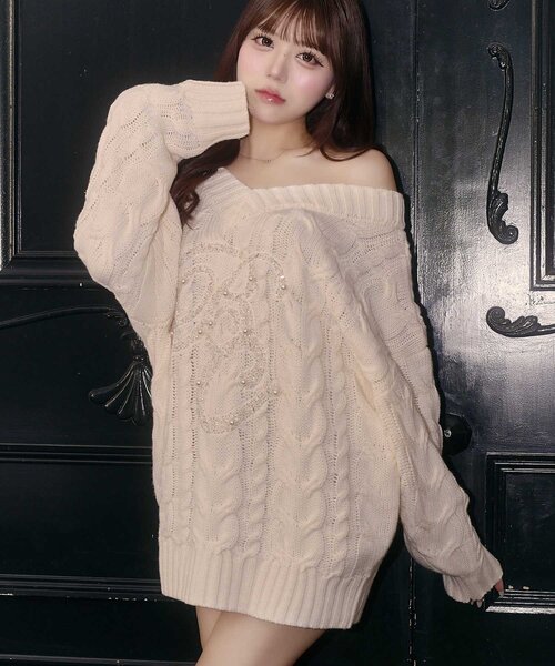 Belle Charme(ベルシャルム)の「【Belle Charme】BC Bijou Logo Big Cable Knit(ニット/セーター・レディース・オフホワイト/ベージュ/サックスブルー/ブラック・FREE)」の2枚目の写真