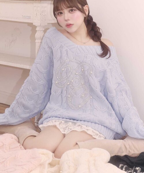 Belle Charme(ベルシャルム)の「【Belle Charme】BC Bijou Logo Big Cable Knit(ニット/セーター・レディース・オフホワイト/ベージュ/サックスブルー/ブラック・FREE)」の1枚目の写真