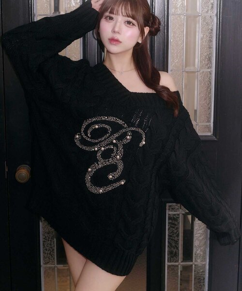Belle Charme(ベルシャルム)の「【Belle Charme】BC Bijou Logo Big Cable Knit(ニット/セーター・レディース・オフホワイト/ベージュ/サックスブルー/ブラック・FREE)」の3枚目の写真