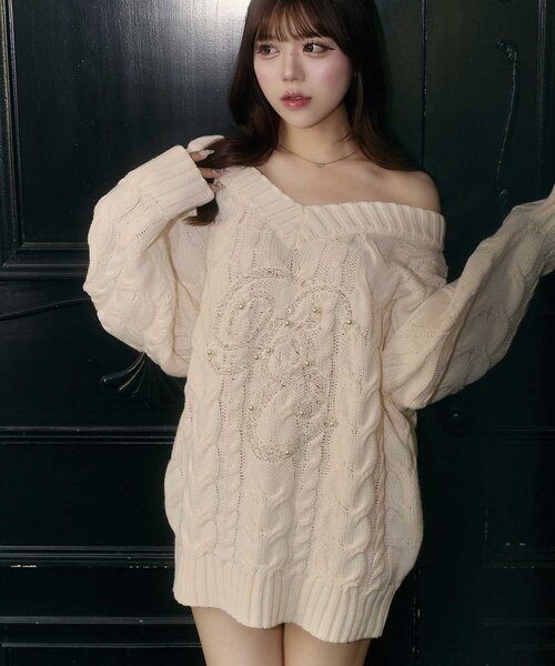 Belle Charme(ベルシャルム)の「【Belle Charme】BC Bijou Logo Big Cable Knit(ニット/セーター・レディース・オフホワイト/ベージュ/サックスブルー/ブラック・FREE)」の5枚目の写真