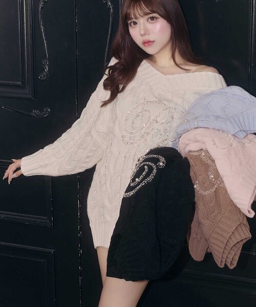 Belle Charme(ベルシャルム)の「【Belle Charme】BC Bijou Logo Big Cable Knit(ニット/セーター・レディース・オフホワイト/ベージュ/サックスブルー/ブラック・FREE)」の6枚目の写真