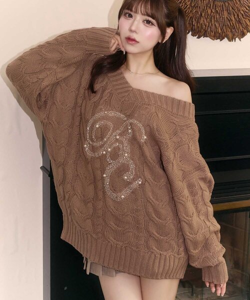 Belle Charme(ベルシャルム)の「【Belle Charme】BC Bijou Logo Big Cable Knit(ニット/セーター・レディース・オフホワイト/ベージュ/サックスブルー/ブラック・FREE)」の19枚目の写真