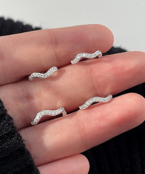 tunee(チュニー)の「【466922】キラキラウェーブフープピアス(RZ)(ピアス(両耳用)・レディース・シルバー・M/S)」の8枚目の写真