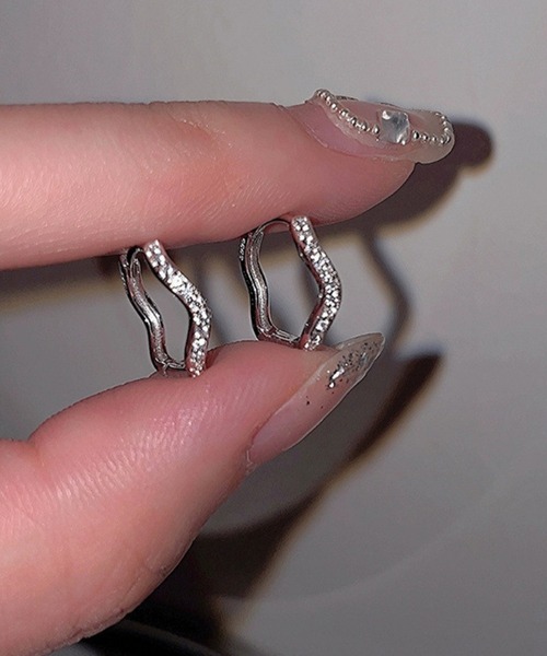 tunee(チュニー)の「【466922】キラキラウェーブフープピアス(RZ)(ピアス(両耳用)・レディース・シルバー・M/S)」の9枚目の写真