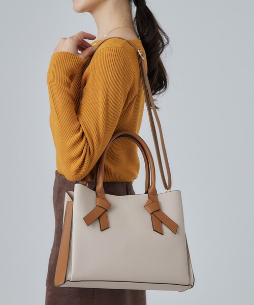 SHOO・LA・RUE(シューラルー)の「【2WAY】一枚革風3層トートバッグ(トートバッグ・レディース・ブラック/ベージュ系その他7/ベージュ系4・00)」の6枚目の写真