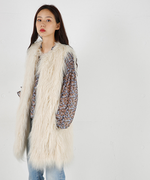 MOUSSY（マウジー）の「FAKE FUR GILLET F（ベスト・レディース・ブラウン/ライトベージュ・FREE）」の2枚目の写真