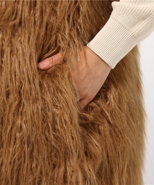 MOUSSY（マウジー）の「FAKE FUR GILLET F（ベスト・レディース・ブラウン/ライトベージュ・FREE）」の9枚目の写真