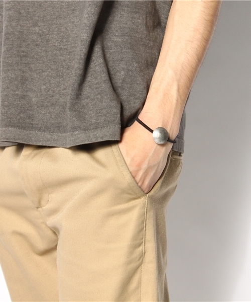 WEGO（ウィゴー）の「コンチョ付きゴムブレスレット（ヘアゴム・メンズ・ブラック/シルバー/ゴールド・FREE）」の5枚目の写真