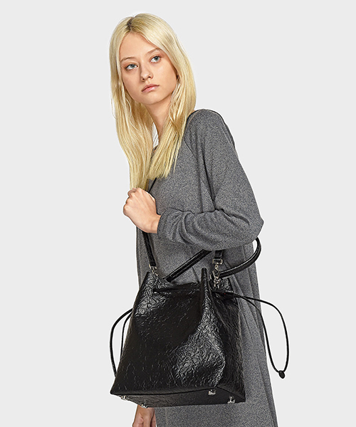 CHARLES & KEITH(チャールズ & キース)の「ベーシックドローストリングショルダーバッグBASIC DRAWSTRING SHOULDER BAG(ショルダーバッグ・レディース・ライトグレー/レッド/ブラック・L)」の4枚目の写真
