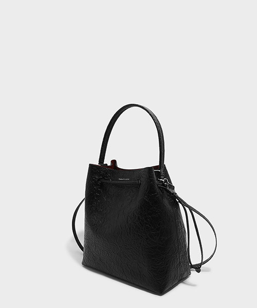 CHARLES & KEITH(チャールズ & キース)の「ベーシックドローストリングショルダーバッグBASIC DRAWSTRING SHOULDER BAG(ショルダーバッグ・レディース・ライトグレー/レッド/ブラック・L)」の5枚目の写真