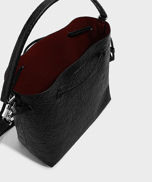 CHARLES & KEITH(チャールズ & キース)の「ベーシックドローストリングショルダーバッグBASIC DRAWSTRING SHOULDER BAG(ショルダーバッグ・レディース・ライトグレー/レッド/ブラック・L)」の7枚目の写真