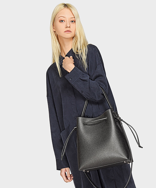CHARLES & KEITH(チャールズ & キース)の「ベーシックドローストリングショルダーバッグBASIC DRAWSTRING SHOULDER BAG(ショルダーバッグ・レディース・ライトグレー/レッド/ブラック・L)」の9枚目の写真
