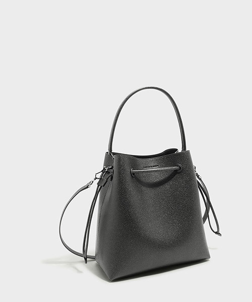 CHARLES & KEITH(チャールズ & キース)の「ベーシックドローストリングショルダーバッグBASIC DRAWSTRING SHOULDER BAG(ショルダーバッグ・レディース・ライトグレー/レッド/ブラック・L)」の10枚目の写真