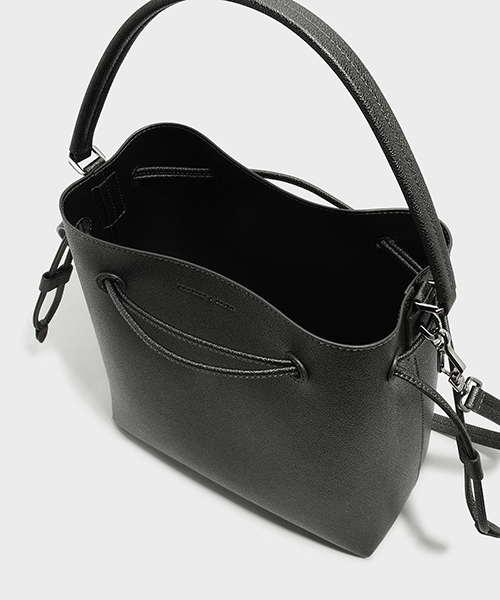 CHARLES & KEITH(チャールズ & キース)の「ベーシックドローストリングショルダーバッグBASIC DRAWSTRING SHOULDER BAG(ショルダーバッグ・レディース・ライトグレー/レッド/ブラック・L)」の12枚目の写真