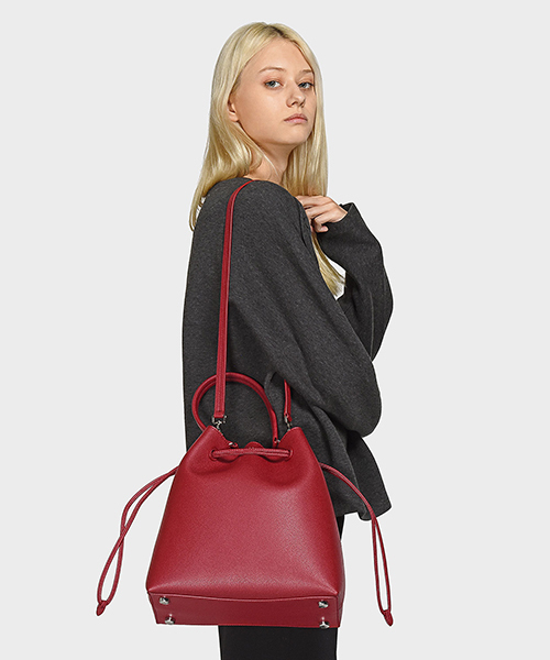 CHARLES & KEITH(チャールズ & キース)の「ベーシックドローストリングショルダーバッグBASIC DRAWSTRING SHOULDER BAG(ショルダーバッグ・レディース・ライトグレー/レッド/ブラック・L)」の14枚目の写真