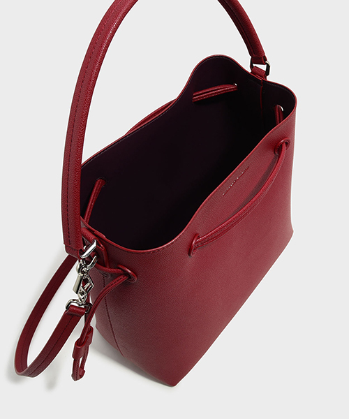 CHARLES & KEITH(チャールズ & キース)の「ベーシックドローストリングショルダーバッグBASIC DRAWSTRING SHOULDER BAG(ショルダーバッグ・レディース・ライトグレー/レッド/ブラック・L)」の17枚目の写真