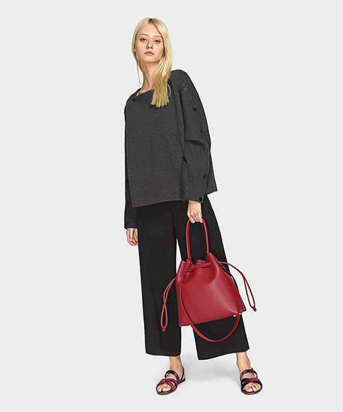 CHARLES & KEITH(チャールズ & キース)の「ベーシックドローストリングショルダーバッグBASIC DRAWSTRING SHOULDER BAG(ショルダーバッグ・レディース・ライトグレー/レッド/ブラック・L)」の18枚目の写真